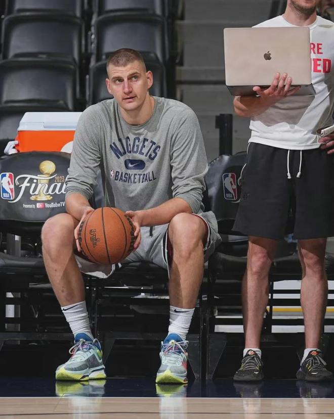 爱游戏-今夜葡超传出新动向，犹他爵士刷新队史纪录，管理层表态——管理层满意，更衣室氛围转暖的简单介绍