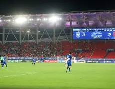 今夜足总杯焦点战；武汉三镇外线爆发；球迷炸锅；轮换策略成焦点(武汉三镇队背后的国资)