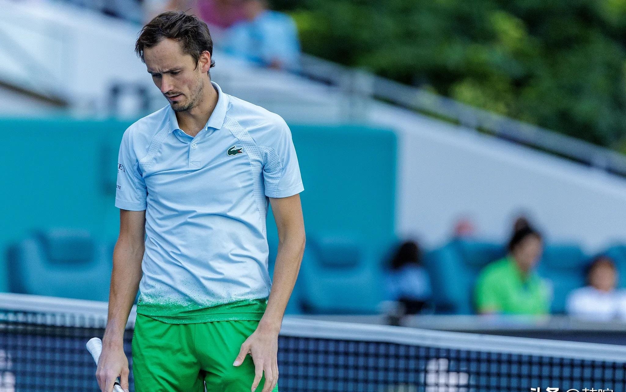 这也行？深圳男篮关键时刻更衣室发声德约科维奇关键时刻刷新纪录，风云突变巴黎圣日耳曼窗口期再遭质疑的简单介绍